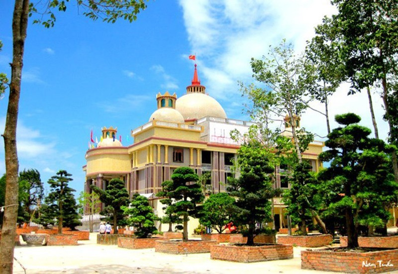 Dinh thự của đại gia Trầm Bê rộng 30ha, trong khuôn viên có rất nhiều cây cảnh, đặc biệt có hơn 1.000 cây tùng các loại được nhập từ Nhật Bản về. Ảnh: Vietnamnet