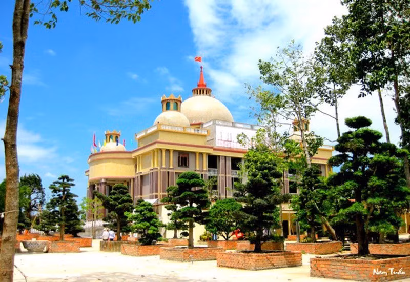 Dinh thự của đại gia Trầm Bê rộng 30ha, trong khuôn viên có rất nhiều cây cảnh, đặc biệt có hơn 1.000 cây tùng các loại được nhập từ Nhật Bản về. Ảnh: Vietnamnet