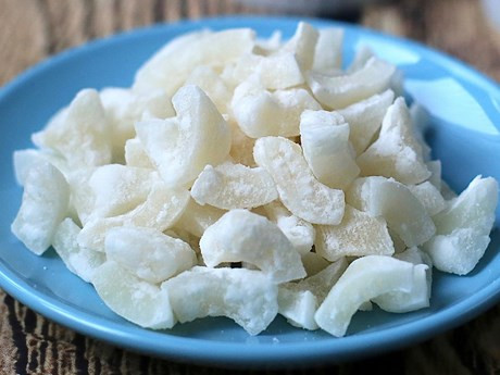 Để có được 1 kg mứt, cần phải sử dụng tới 4-5 quả dừa sáp. Ảnh: Báo Dân tộc và miền núi