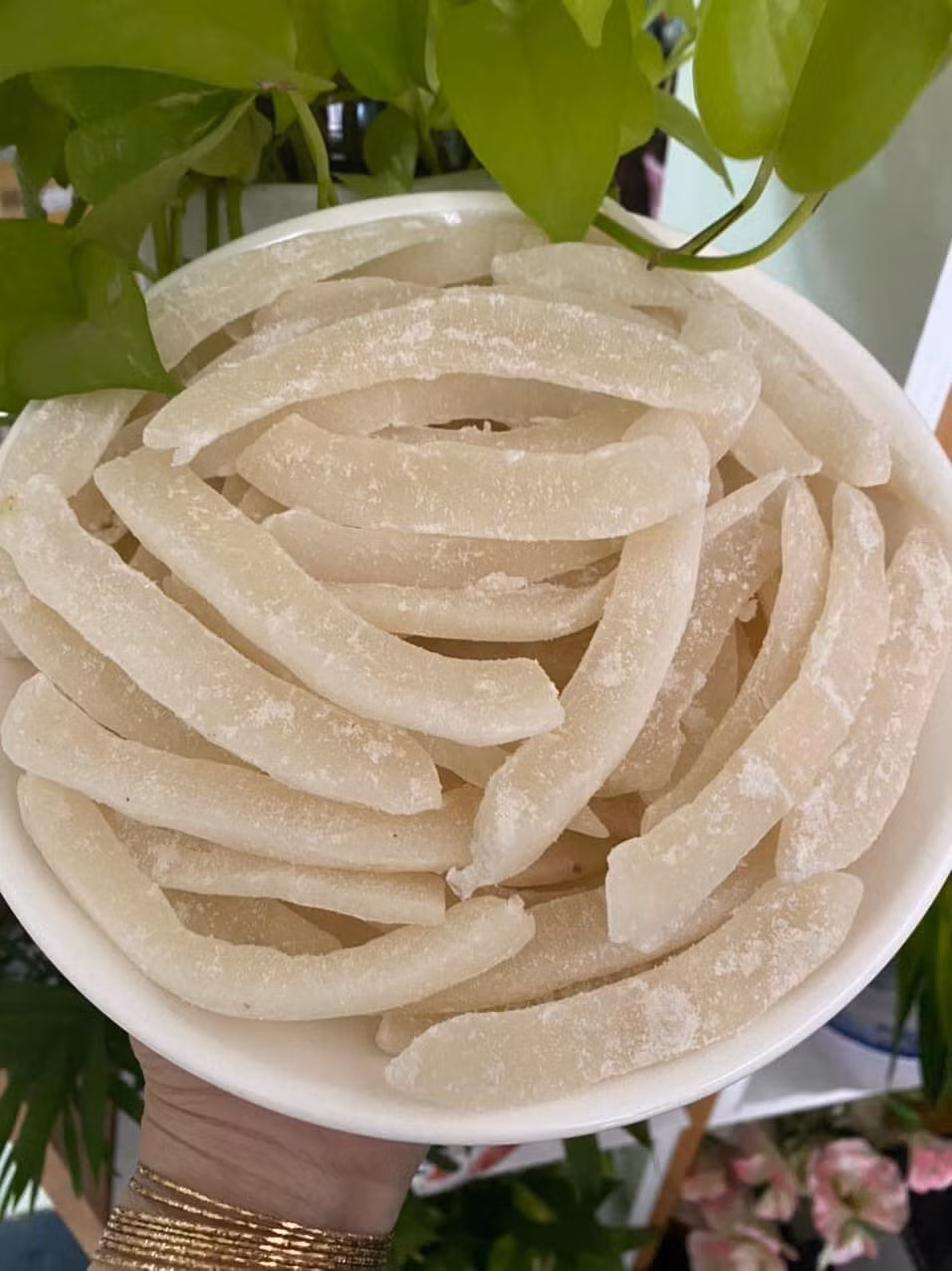 Dù đắt nhưng mứt dừa sáp không dễ mua. Hầu hết khách hàng đều phải đặt trước. Ảnh: Facebook