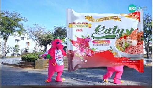 Mì tôm thanh long không phải món mới, đã xuất hiện trên thị trường từ năm 2022. Tuy nhiên, phải tới khi bài hát quảng cáo về mì thanh long cùng giai điệu “lần đầu tiên, trái thanh long có trong mì tôm” ra đời, món mì thanh long mới thực sự phổ biến. Ảnh chụp màn hình