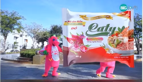 Mì tôm thanh long không phải món mới, đã xuất hiện trên thị trường từ năm 2022. Tuy nhiên, phải tới khi bài hát quảng cáo về mì thanh long cùng giai điệu “lần đầu tiên, trái thanh long có trong mì tôm” ra đời, món mì thanh long mới thực sự phổ biến. Ảnh chụp màn hình