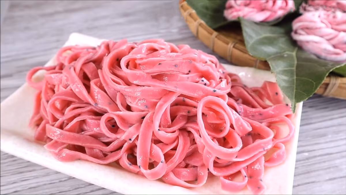 Ngoài ra còn mì trộn spaghetti và phở thanh long đỏ. Ảnh: Bachhoaxanh