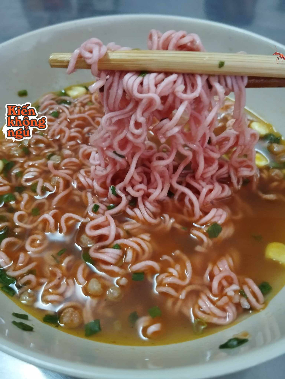 Nhiều thực khách cho nhận xét, màu sắc sợi mì lúc chưa pha đều có màu hồng đẹp mắt, phần topping kèm theo cũng khá đầy đặn. Ảnh: Facebook