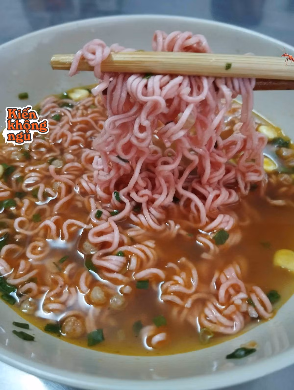 Nhiều thực khách cho nhận xét, màu sắc sợi mì lúc chưa pha đều có màu hồng đẹp mắt, phần topping kèm theo cũng khá đầy đặn. Ảnh: Facebook
