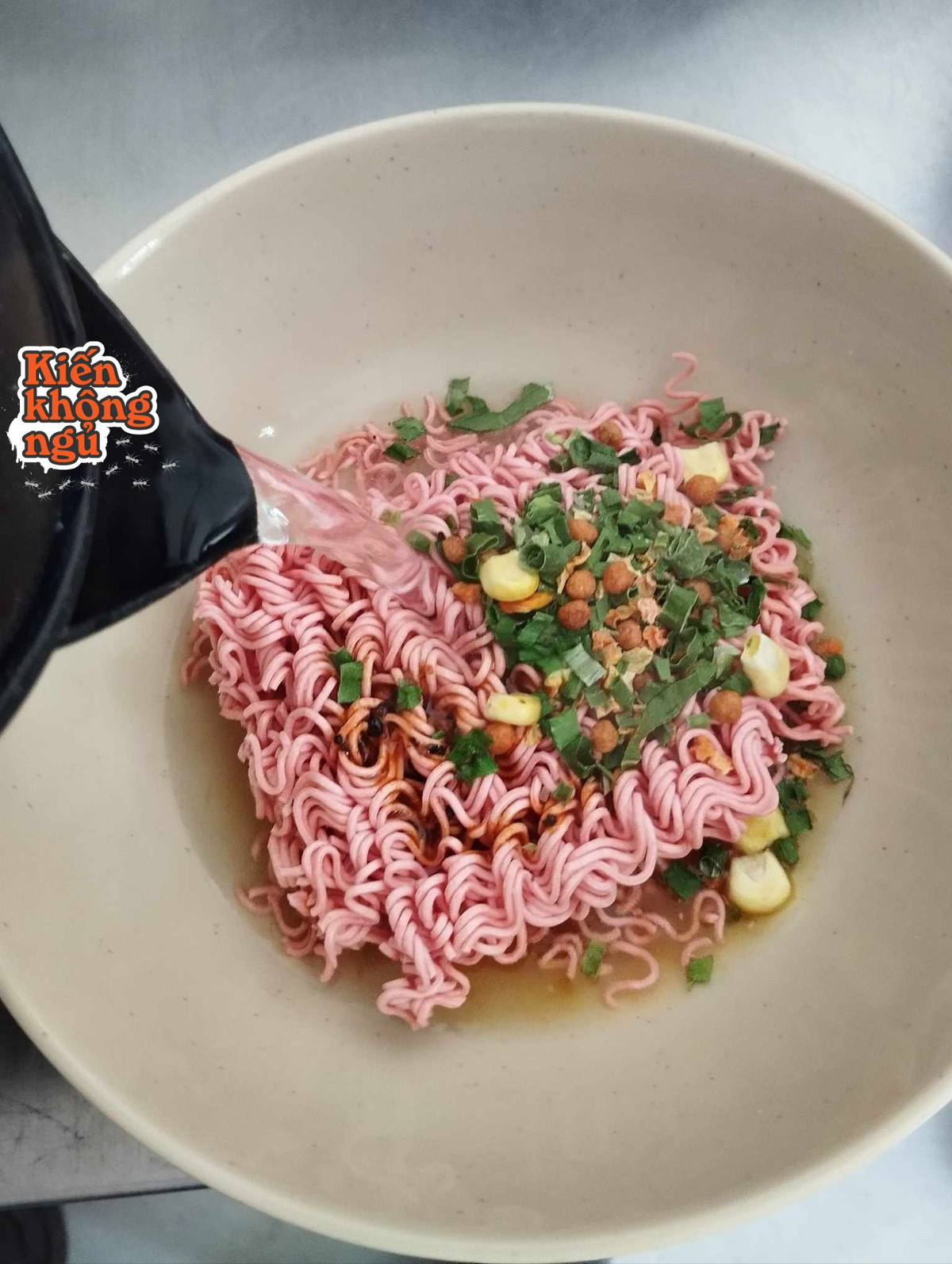 Những ngày gần đây, mì tôm thanh long đang "sốt xình xịch" trên mạng xã hội. Người mua không ngớt hỏi nhau về món ăn siêu độc lạ này, khiến mọi "hot trend" trước đó bị lu mờ. Ảnh: Facebook