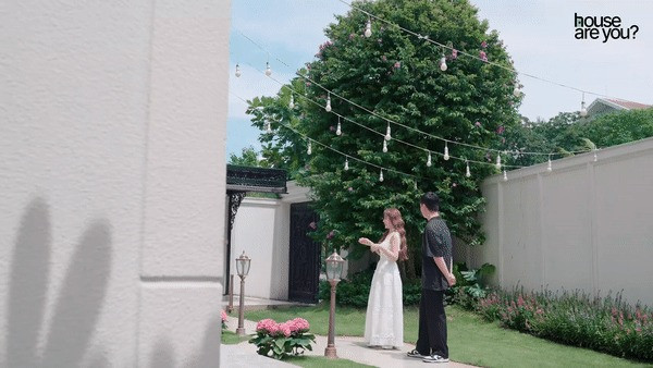 Đáng chú ý, biệt thự có 3 mặt tiền, mỗi mặt đều có khoảng sân vườn rộng rãi.