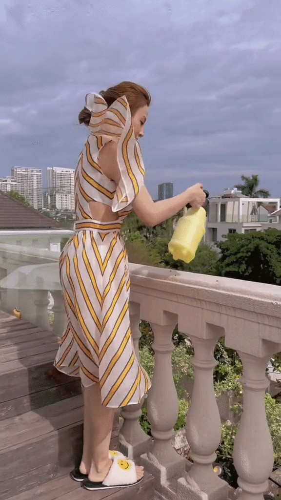 Ông xã Huyền Baby còn thiết kế hệ thống tưới nước tự động cho cây vào mỗi buổi sáng và chiều.