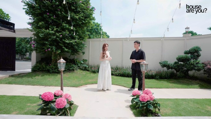 Khu vườn trải dài từ mặt trước ra mặt sau của căn nhà. Tại đây, vợ chồng Huyền Baby trồng nhiều loại cây và hoa. Gần cổng là cây bằng lăng đại thụ cho bố mẹ chồng tặng.