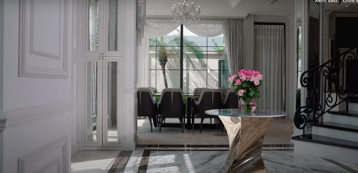 Biệt thự của Huyền Baby toạ lạc tại quận 7 (TP HCM), diện tích rộng rãi tới 400m2. Toàn bộ căn nhà sơn màu trắng kết hợp phong cách tân cổ điển sang trọng.