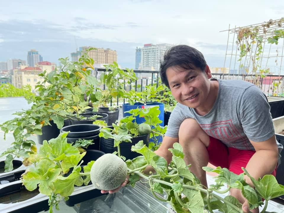 Nam ca sĩ thích thú khoa trái dưa to, tròn.