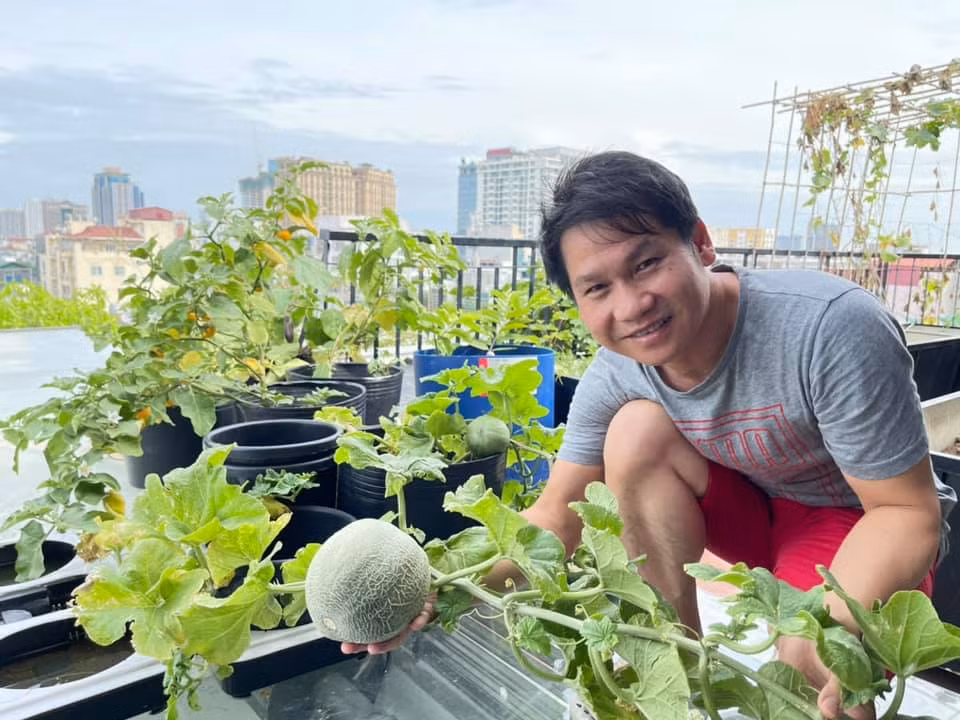 Nam ca sĩ thích thú khoa trái dưa to, tròn.