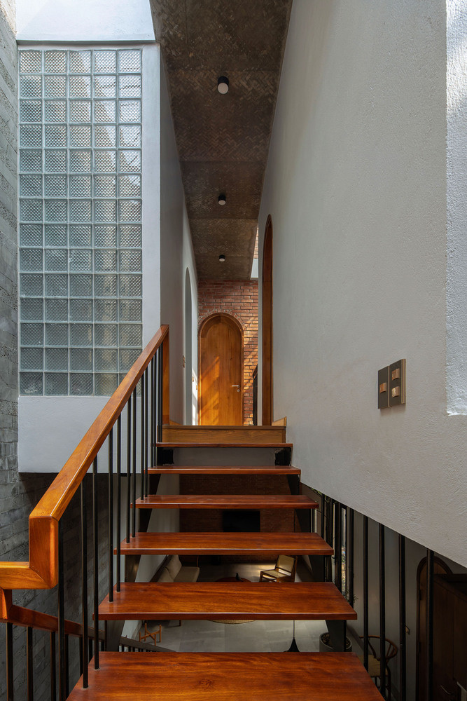 Mong muốn mang đến giải pháp tiết kiệm năng lượng điện (đèn, quạt, điều hòa…) và hạn chế tác động đến môi trường, kiến trúc sư sử dụng các vật liệu tự nhiên, mộc mạc sẵn có tại địa phương và các sản phẩm làm thủ công như gạch trần, bê tông trần, đá mài, gỗ sồi kết hợp với cầu thang sắt. Nguồn ảnh: Hoang Le