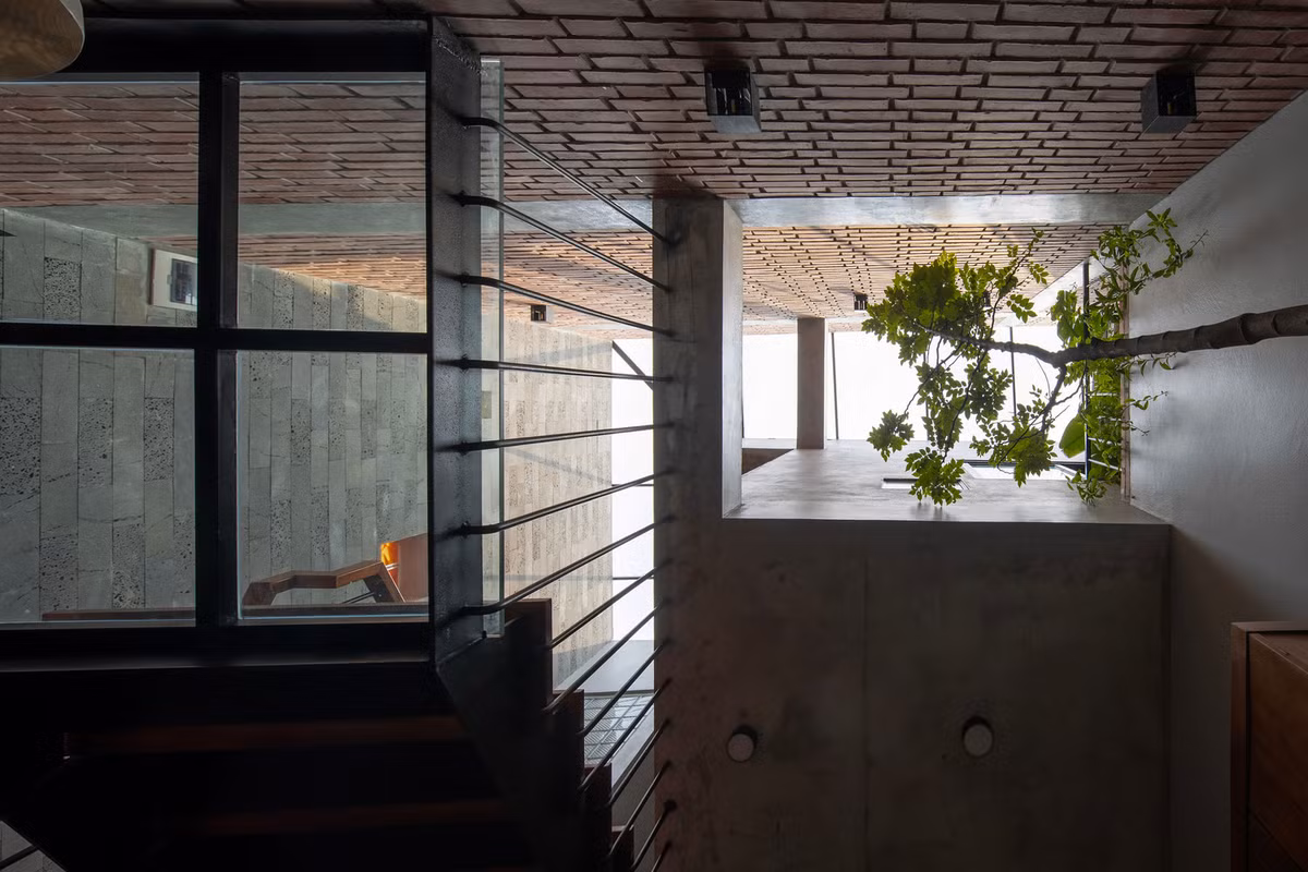 Theo đó, kiến trúc sư đưa ra giải pháp thiết kế thêm các khoảng thông tầng để lấy sáng và gió tối đa, tăng không gian thoáng đãng, luôn khô ráo cho ngôi nhà.