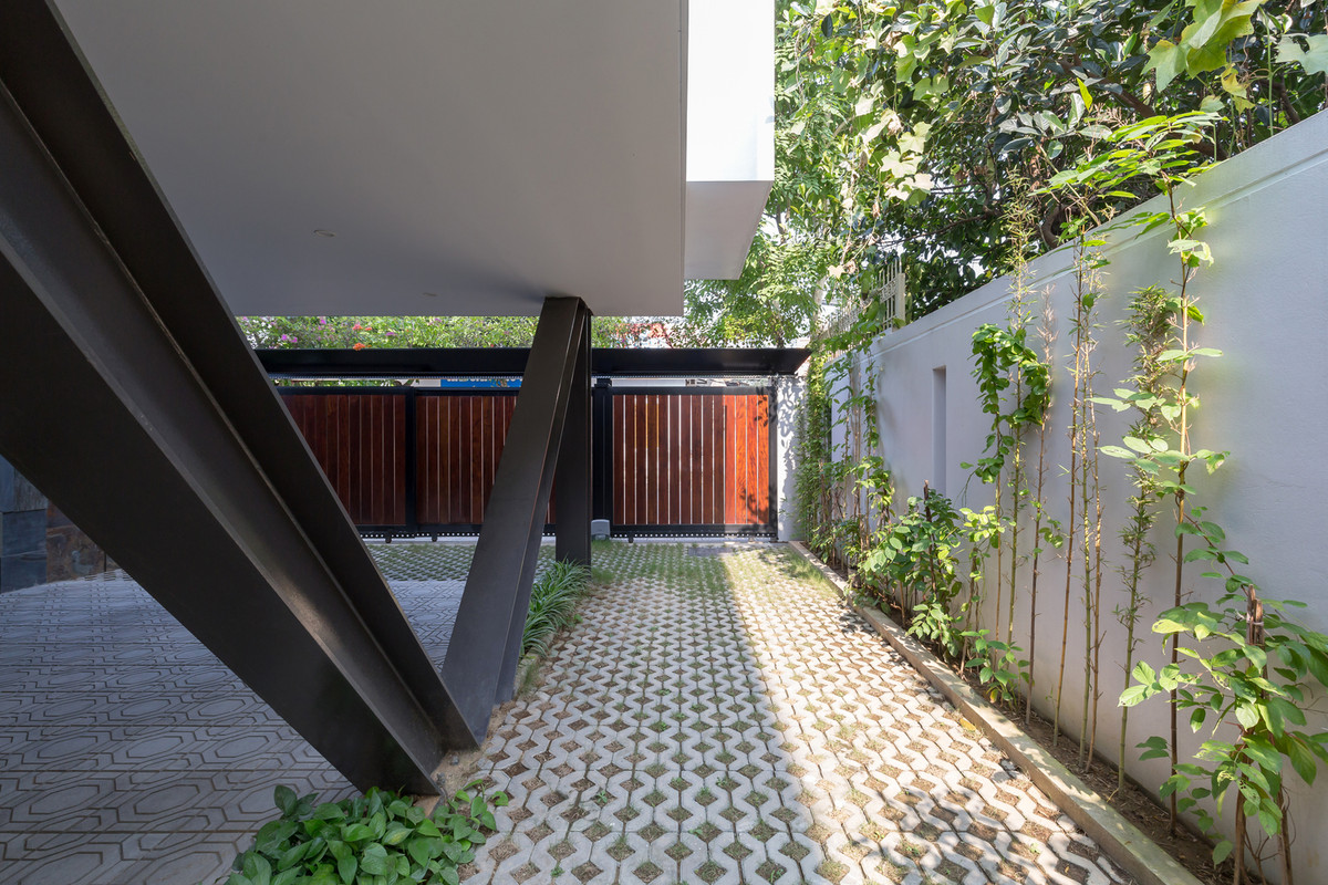 Dựa trên hình dạng khu đất có chiều dài lên tới gần 40m, mặt bằng thi công được phân bổ thành các khu vực chức năng, kết nối thông qua các tuyến nằm ngang và theo chiều thẳng đứng dọc theo chiều sâu khu đất.