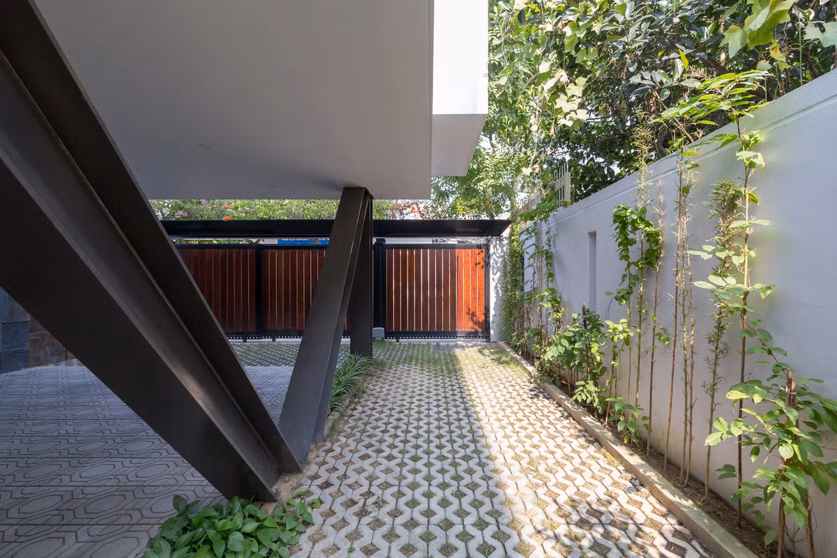 Dựa trên hình dạng khu đất có chiều dài lên tới gần 40m, mặt bằng thi công được phân bổ thành các khu vực chức năng, kết nối thông qua các tuyến nằm ngang và theo chiều thẳng đứng dọc theo chiều sâu khu đất.