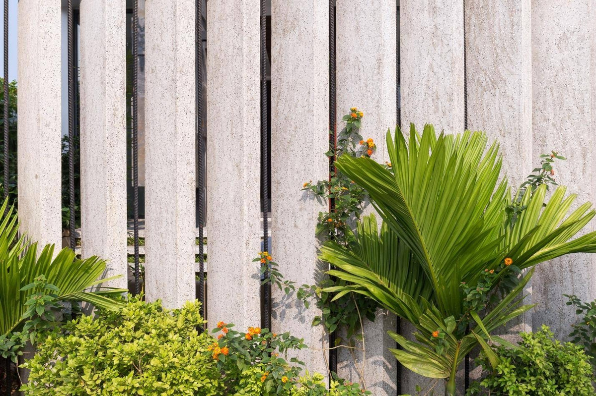 Bức tường này không chỉ tạo hình ảnh kiên cố cho công trình mà còn là bức tường cách nhiệt hiệu quả.