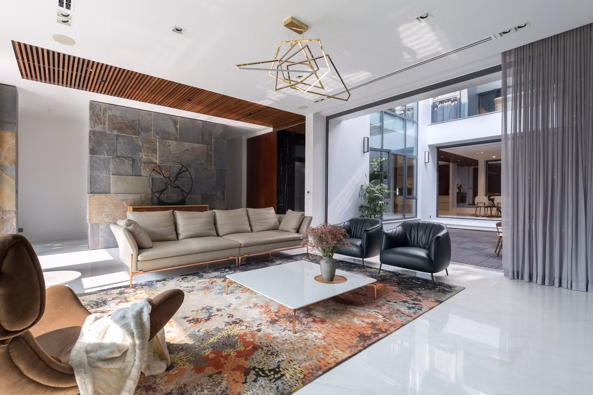 Tại tầng trệt, vật liệu sử dụng bên trong và bên ngoài là sự kết hợp của tường đá phiến tự nhiên, dày 450mm.