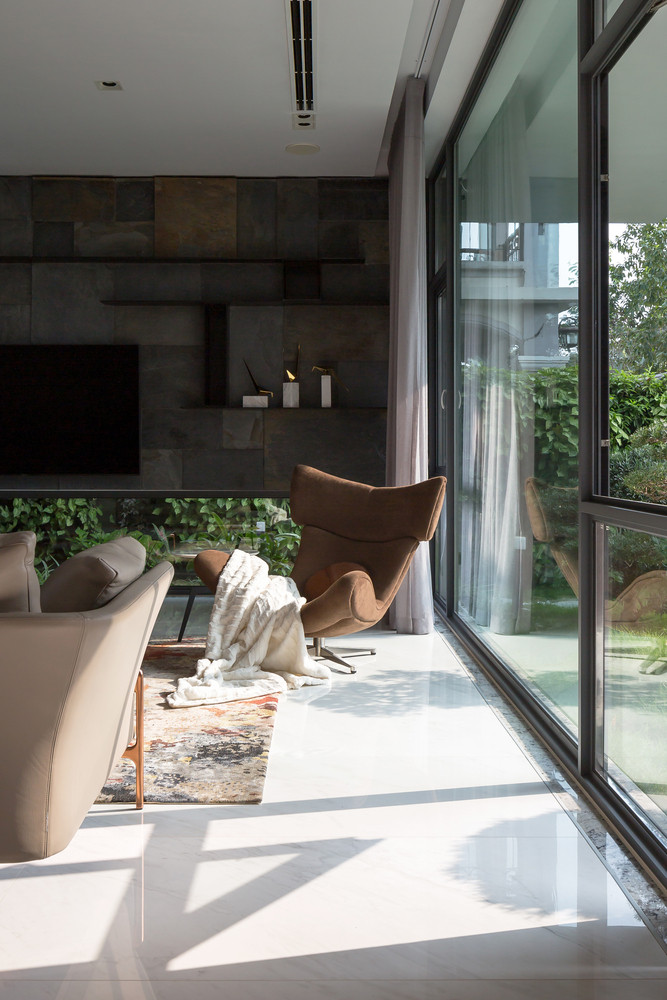 Cửa gấp kính mở có thể mở tối đa khi có nhu cầu, kết nối các khối chức năng vào một không gian rộng.