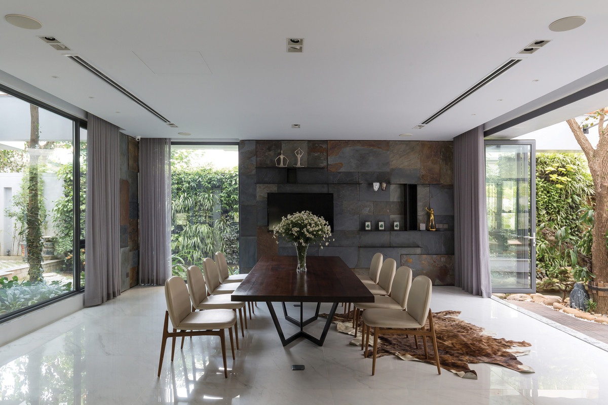 Càng lên cao, phần dầm công-xôn càng mở rộng hơn. Giải pháp này tạo ra những bóng râm, hạn chế ánh sáng mặt trời trực tiếp từ hệ thống cửa kính.