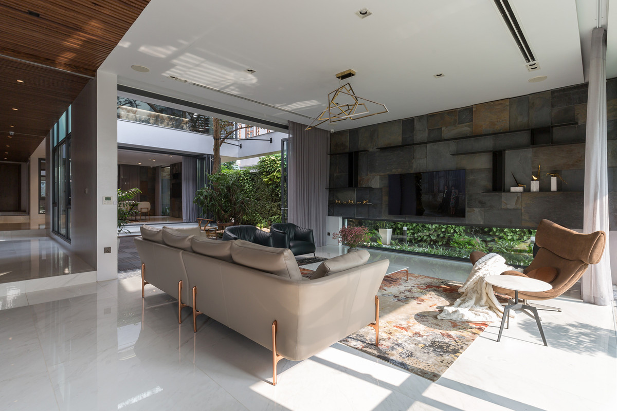 Như vậy, trong nhà sẽ có những khoảng giếng trời ngẫu nhiên, cho không gian ngập tràn ánh sáng, thông gió tự nhiên và các mảng xanh.