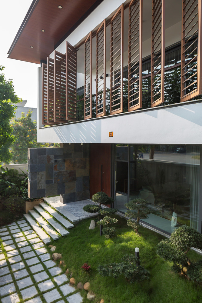 Do đó, ba mặt của ngôi nhà sẽ chịu tác động nhiệt từ sáng sớm đến chiều muộn và các giải pháp cách nhiệt, thông gió tự nhiên, tiết kiệm năng lượng cần được nghiên cứu thật kỹ trong quá trình thiết kế.