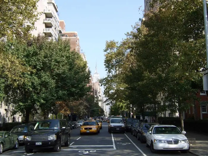 Đại lộ số 5 (New York, Mỹ) từ lâu đã trở thành điểm đến của những người giàu có và nổi tiếng. Trung bình mỗi mét vuông tại đây có giá 28.000 USD (656 triệu đồng).