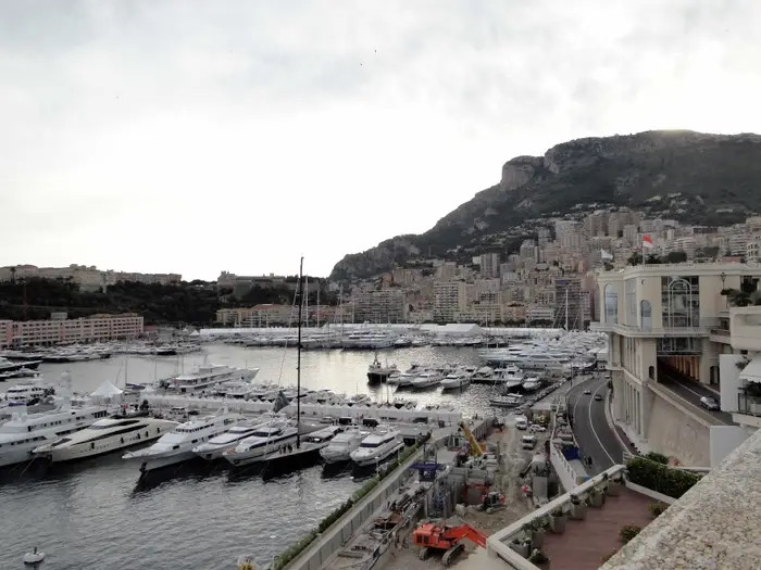 Đại lộ Princess Grace (Monaco) dọc theo bờ sông và là con đường độc nhất ở Monaco. Trung bình mỗi mét vuông tại đây có giá 86.000 USD (khoảng 2 tỷ đồng).