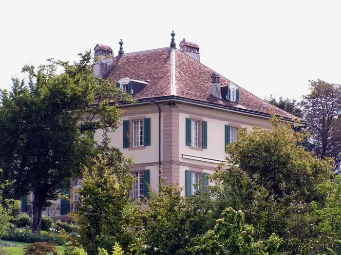 Nhiều biệt thự trên con phố Chemin de Ruth (Geneva) có hồ bơi, vườn kiểng và tầm nhìn tuyệt đẹp ra Hồ Geneva và các tòa nhà Liên Hợp Quốc. Trung bình, mỗi mét vuông tại đây có giá 37.000 USD (tương đương 867 triệu đồng).