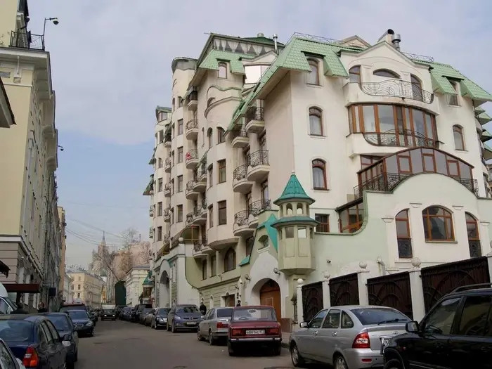 Con phố Ostozhenka, Moscow là trung tâm lịch sử, ẩm thực và cuộc sống sang trọng của Nga. Một căn hộ 5 tầng trên phố Ostozhenka từng được bán với giá 48 triệu USD, mức giá đắt nhất trên đại lộ thời thượng này. Giá trung bình mỗi mét vuông tại đây là (khoảng 679 triệu đồng).