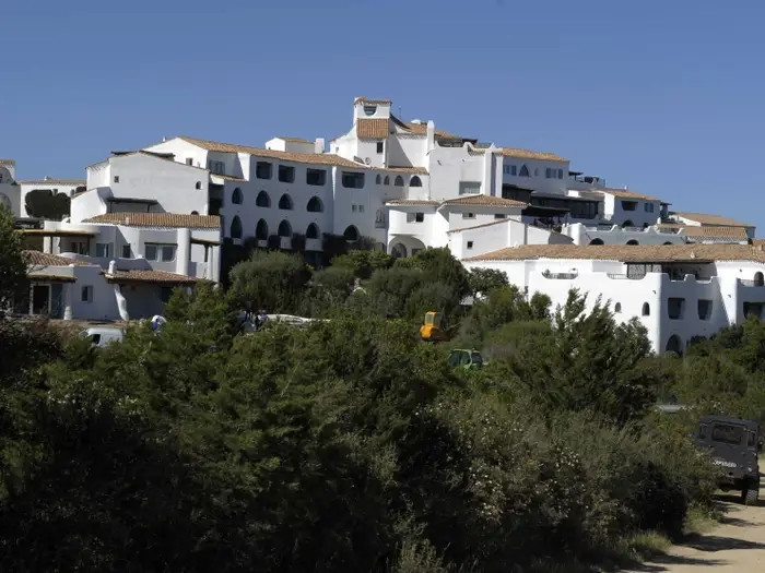 Romazzino Hill, Sardinia (Ý) và khu vực lân cận đã trở thành sân chơi cho các tỷ phú kể từ những năm 1960. Giá nhà trung bình ở đây khoảng 32.900 USD (771 triệu đồng).