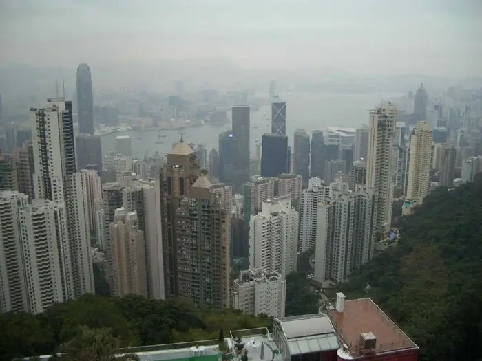 Nằm trên đỉnh một ngọn núi Pollock's Path từng là thiên đường của những người giàu có nhất Hồng Kông. Đây từng là nơi sinh sống của những nhân vật và gia đình giàu có nhất Hong Kong. Khu phố đắt đỏ nhất thế giới này có tầm nhìn tuyệt đẹp ra đường chân trời và bến cảng.