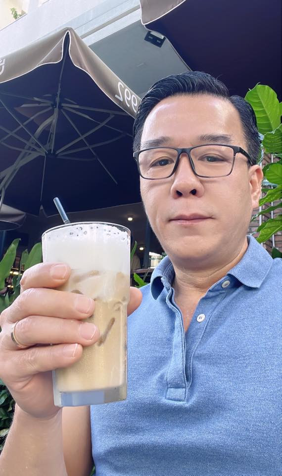 Dưới mỗi bức ảnh, khán giả đều dành sự khen ngợi cho thần thái trẻ trung, phong độ của nam doanh nhân.