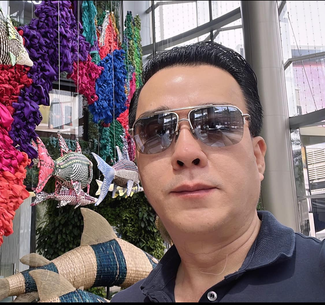 Mới đây, doanh nhân Thắng Ngô gây chú ý khi đăng tải một đoạn video đang lái xe trên đường phố Sài Gòn. Trên xe anh còn mở bài nhạc có tựa đề "Người" do chính ca sĩ Hà Thanh Xuân trình bày.