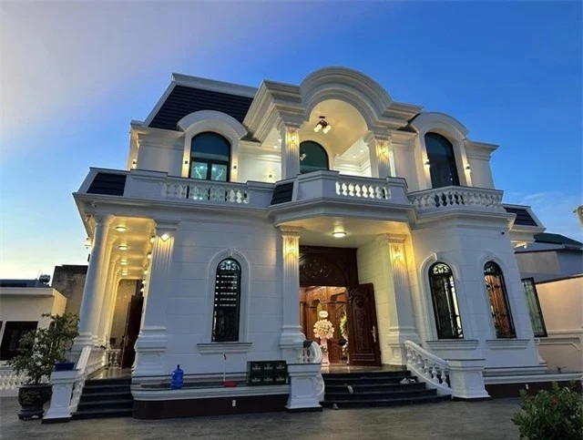 Tháng 9 vừa qua, trở về từ Hàn Quốc sau chuyến xuất ngoại, Văn Toàn khiến dân tình trầm trồ khi tổ chức bữa tiệc tân gia căn biệt thự bạc tỷ.