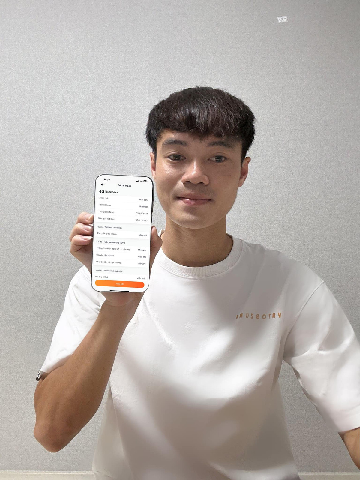 Dù không hé lộ thu nhập nhưng với việc VATO9 nhận được sự yêu mến của giới trẻ, chắc chắn, tiền đạo sinh năm 1996 kiếm một khoản tiền không nhỏ từ việc kinh doanh này.