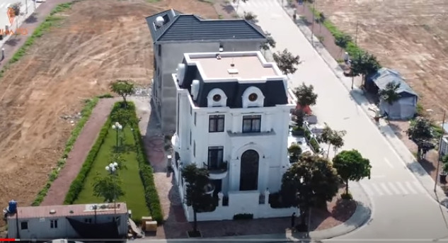 Theo giới thiệu của kênh YouTube NhaTo, căn biệt thự nằm trong một khu nhà giàu ở Kinh Môn (Hải Dương). Đáng chú ý, đây là căn nhà thứ n của gia chủ, chỉ xây để về nghỉ vào cuối tuần.