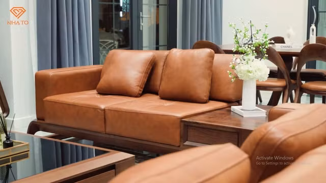 Sofa bằng da bò thật nổi bật trong phòng khách.