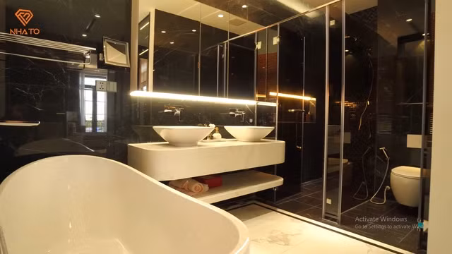 Nhà vệ sinh riêng nằm trong phòng ngủ master rộng 25m2 có vách kính lớn như trong resort. Nguồn ảnh: chụp màn hình NhaTo