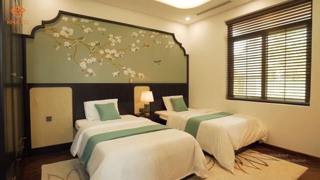 Phòng ngủ của ông bà ở tầng 1 mang phong cách Indochine, sử dụng toàn bộ gỗ công nghiệp sơn màu nho đen.