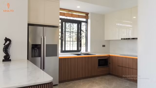 Mặt bếp sử dụng đá ecostone, bệ tủ được làm từ gỗ laminate tạo hiệu ứng vân 3D đẹp mắt.