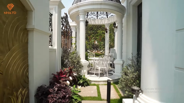 Khu vườn 80m2 tuy nhỏ nhưng vẫn đầy đủ công năng gồm khu vực trồng cây xanh, chòi nhỏ để thưởng trà chiều, thư giãn.