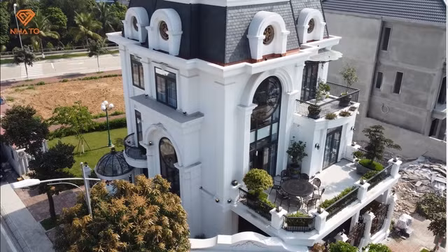 Căn biệt thự xây trên khu đất có tổng diện tích 200m2, trong đó 120m2 được sử dụng để xây nhà, phần diện tích còn lại được dùng cho không gian cây xanh.