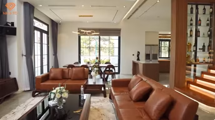 Bên trong nhà, không gian phòng khách, bếp và phòng ăn liên thông với nhau tạo cảm giác rộng rãi.