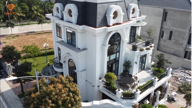 Căn biệt thự xây trên khu đất có tổng diện tích 200m2, trong đó 120m2 được sử dụng để xây nhà, phần diện tích còn lại được dùng cho không gian cây xanh.