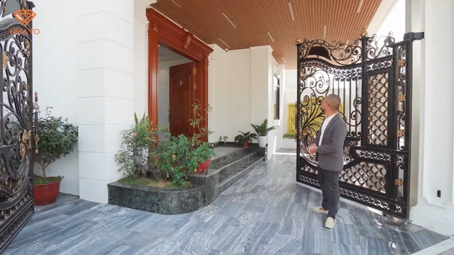 Cổng vào biệt thự rất rộng và bề thế.