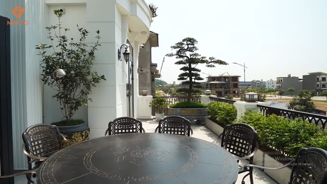 Ban công rộng 40m2 là không gian ngoài trời tụ tập ăn uống, họp mặt bạn bè.