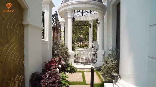 Khu vườn 80m2 tuy nhỏ nhưng vẫn đầy đủ công năng gồm khu vực trồng cây xanh, chòi nhỏ để thưởng trà chiều, thư giãn.