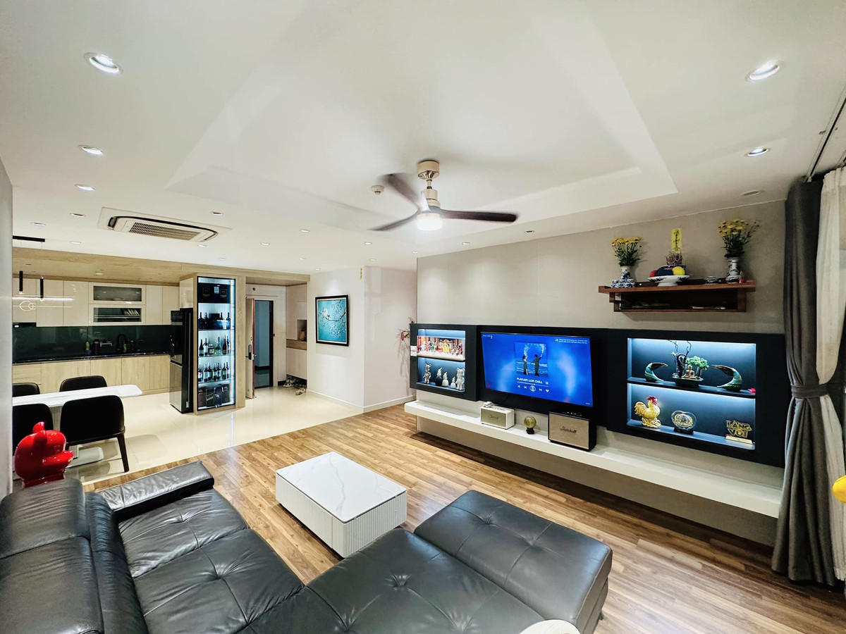 Căn hộ mới của Trung Ruồi khá rộng rãi. Phòng khách nổi bật với bộ sofa màu đen.