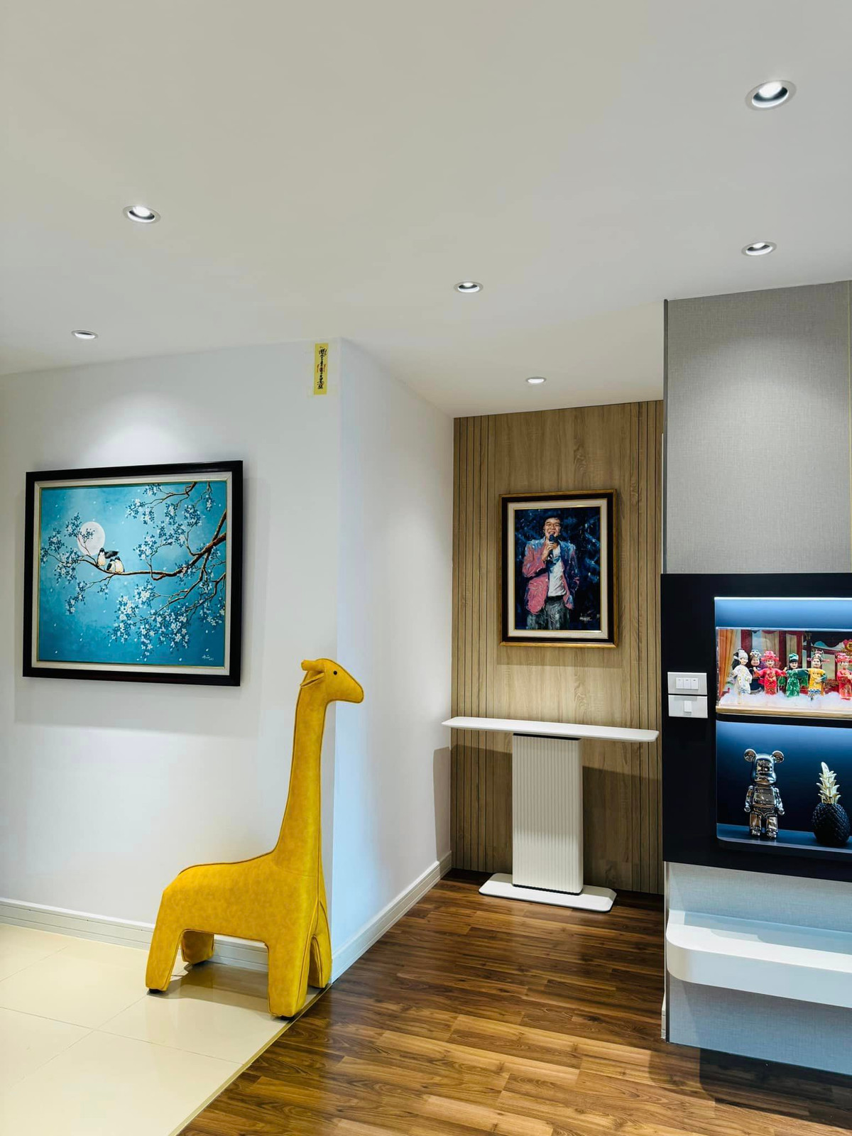 Trên tường, nam diễn viên tô điểm bằng một vài bức tranh đẹp mắt.